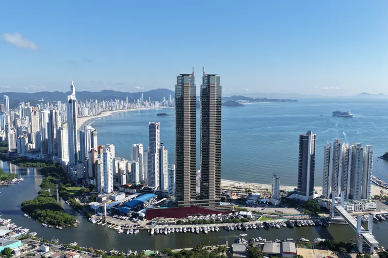 As duas torres do Yachthouse na Barra Sul, com o mar e a marina ao fundo