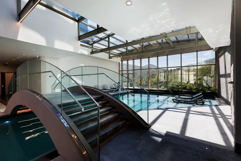 Piscina coberta e aquecida no 8º andar
